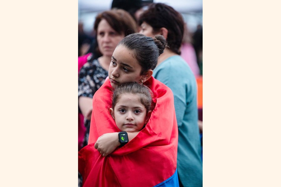 Nagorno-Karabakh: More than 40,000 refugees flee to Armenia - BBC News